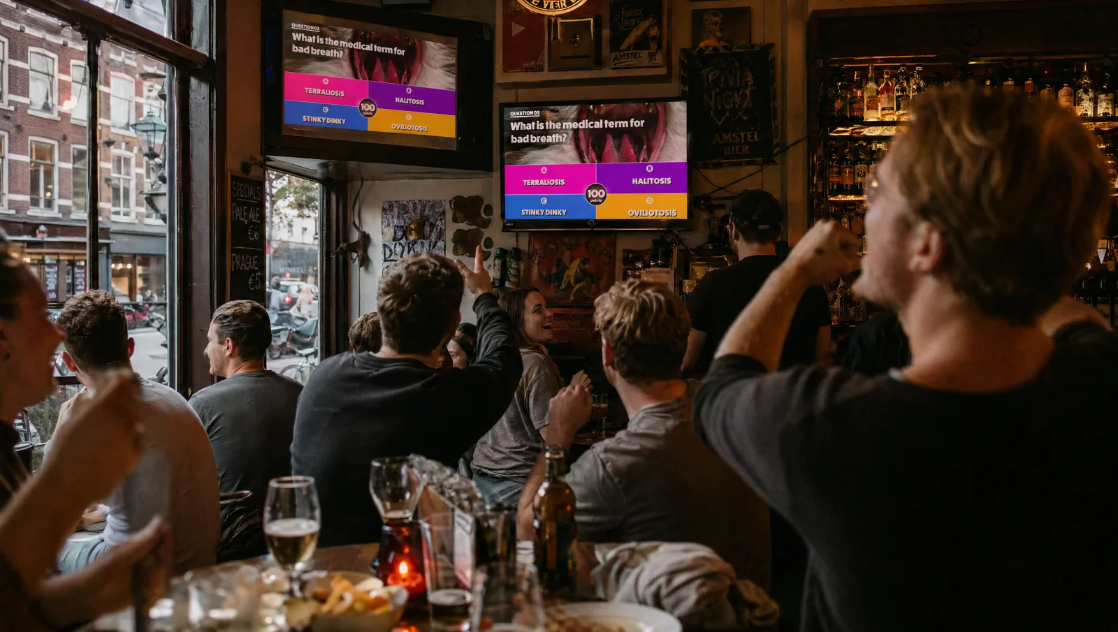 Amsterdamse kroeg met PubTrivia op de TV — gasten spelen mee